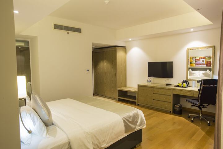 Room 9 of 102