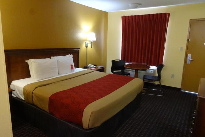 1 King Bed (8 of 12)