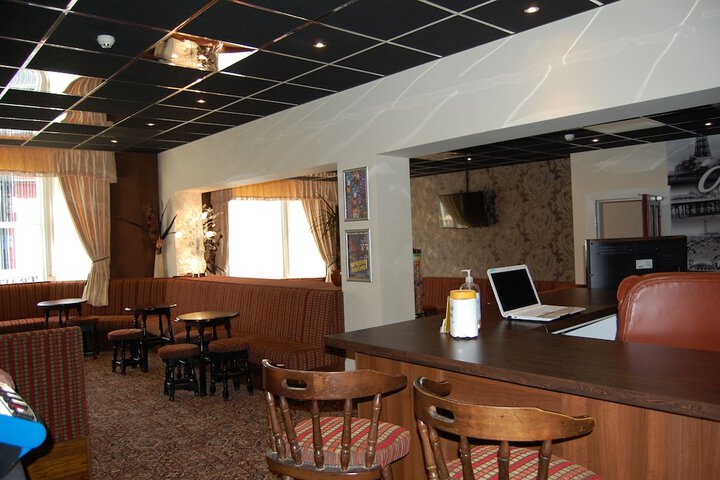 Lounge 33 of 45
