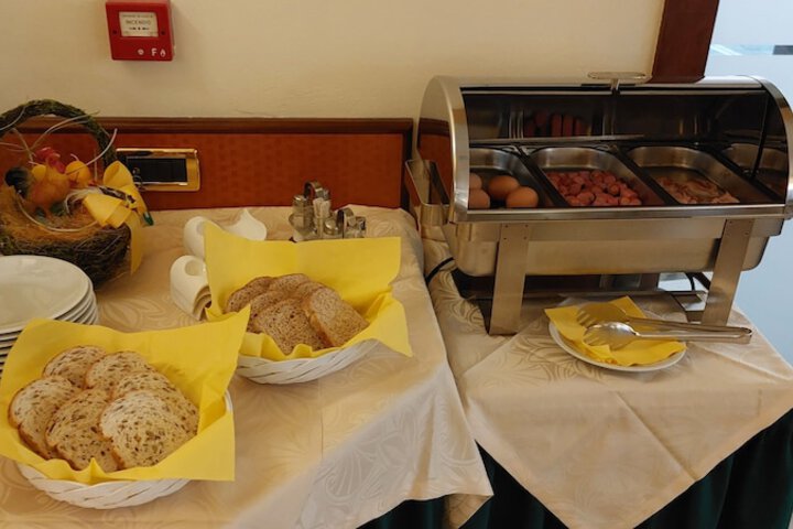 Dining 12 of 27