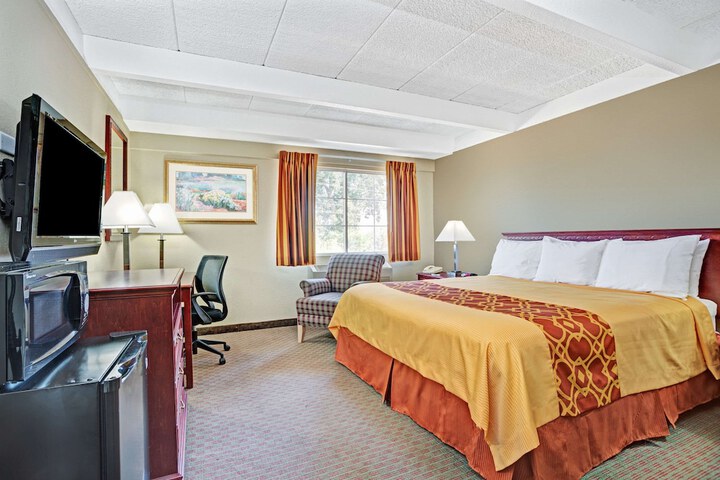 1 King Bed (7 of 7)