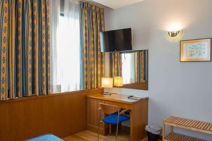 Room 5 of 32