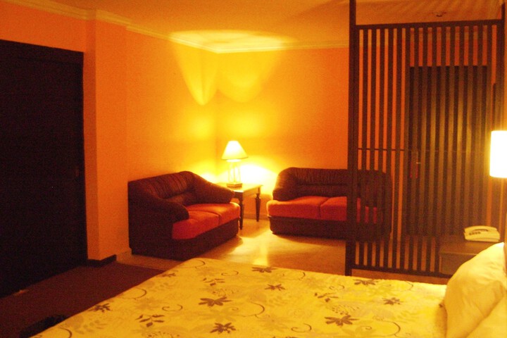 Room 4 of 20