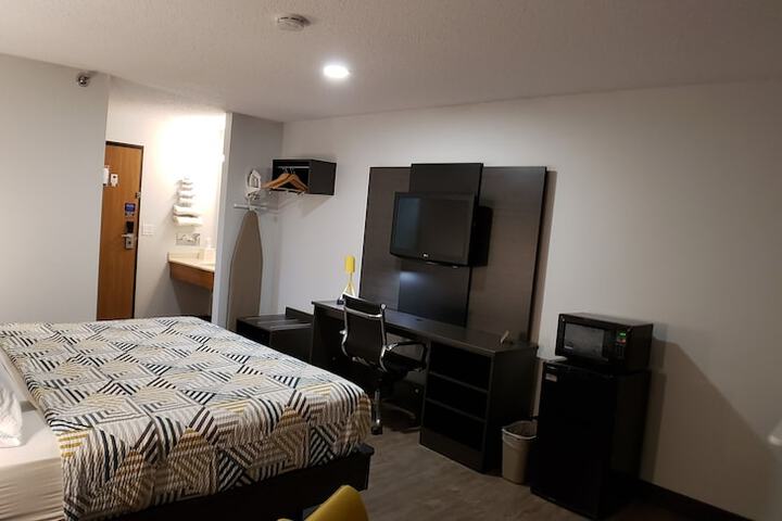 1 King Bed Micfridge (10 of 14)