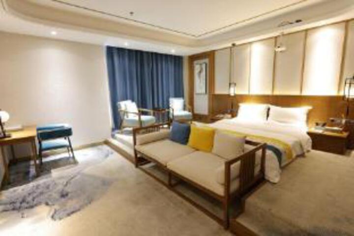 Room 6 of 8