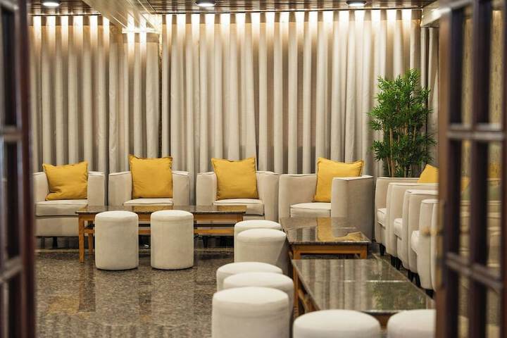 Lounge 56 of 61