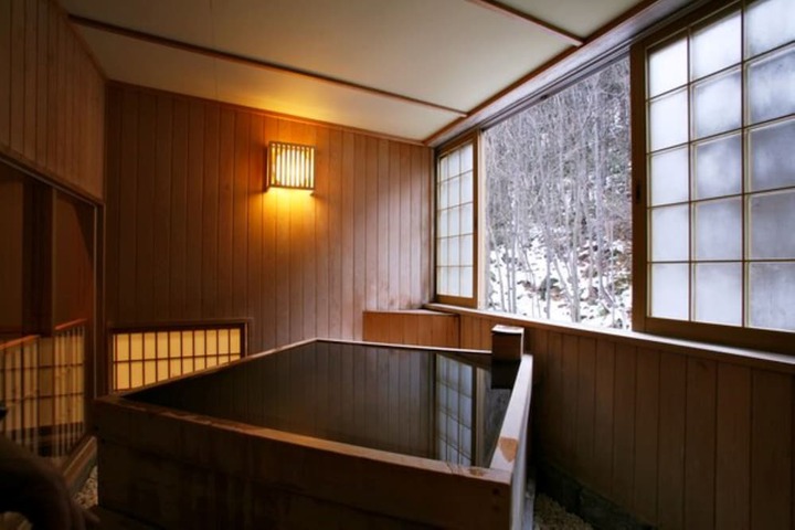 Deep soaking bathtub