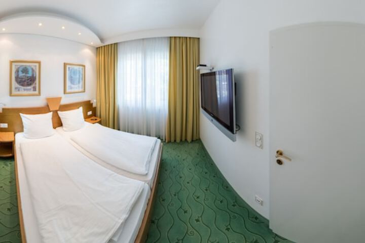 Room 7 of 33