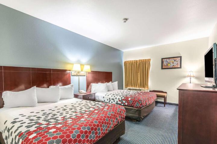 2 Queen Beds (6 of 8)