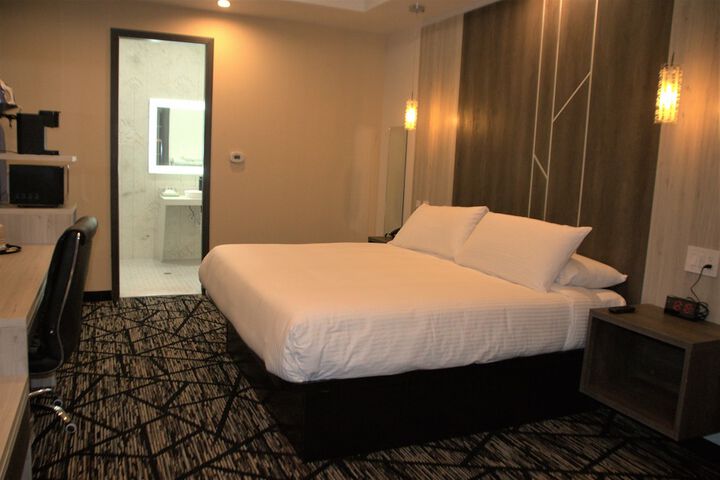 Room 6 of 18