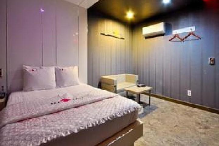 Room 2 of 5