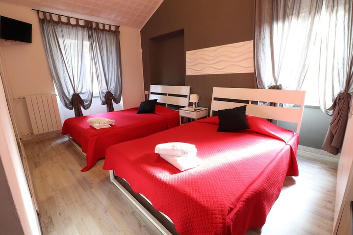 Room 5 of 9
