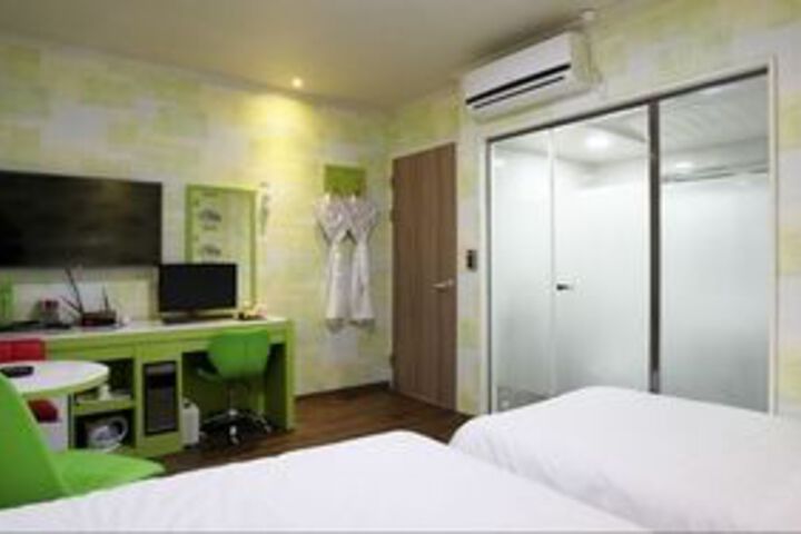 Room 32 of 44
