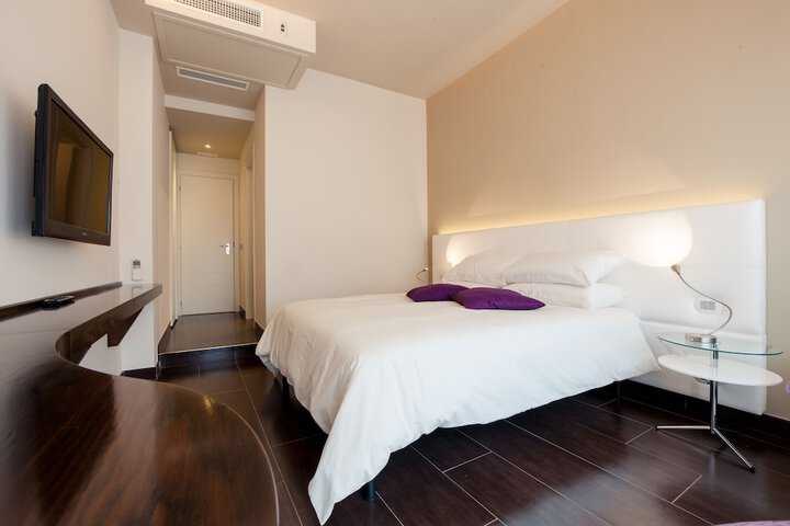 Room 6 of 33