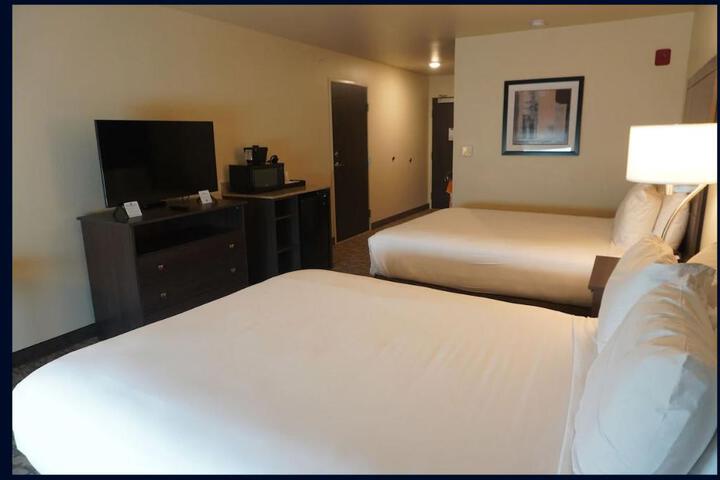 2 Queen Beds (2 of 16)