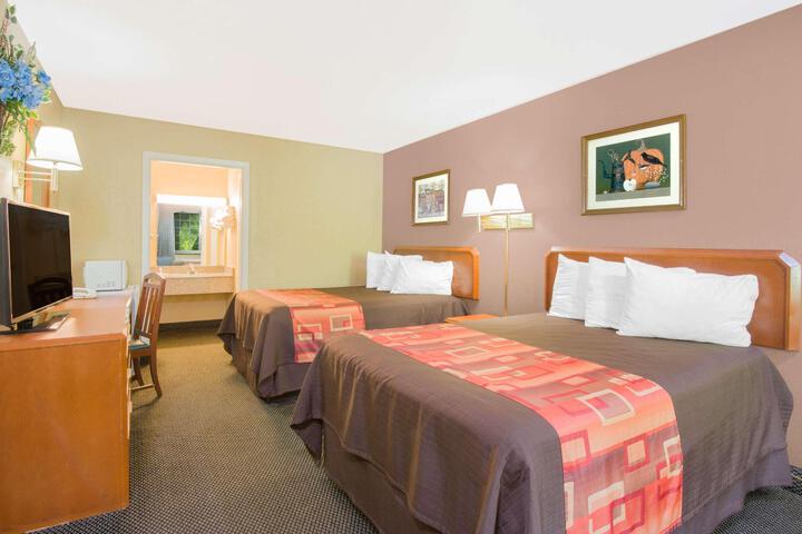 1 Queen Bed (7 of 13)