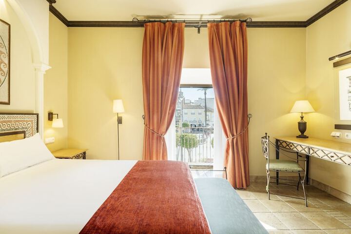Room 27 of 83