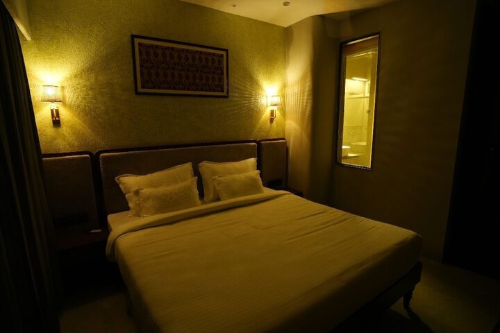 Room 13 of 16