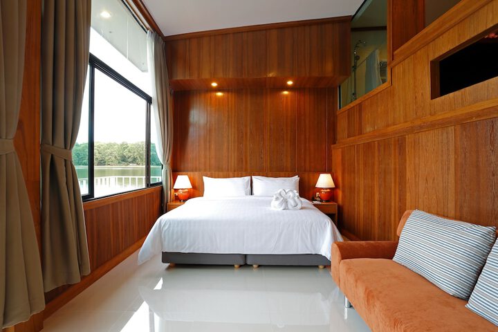 Room 18 of 112