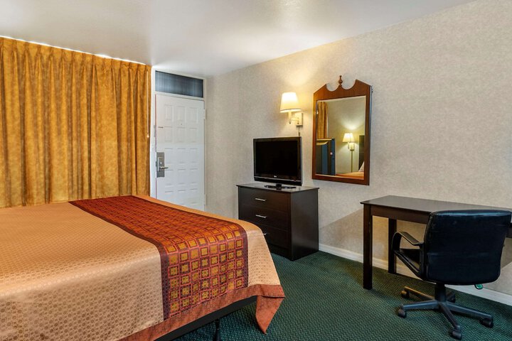 1 King Bed (5 of 9)