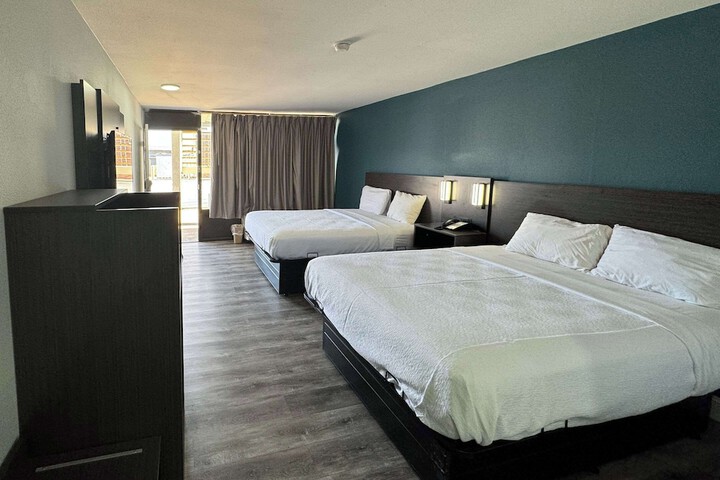 2 Queen Beds (3 of 3)