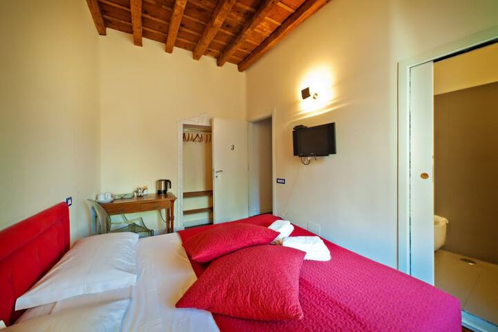 Room 8 of 27