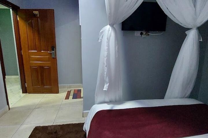 Room 2 of 33