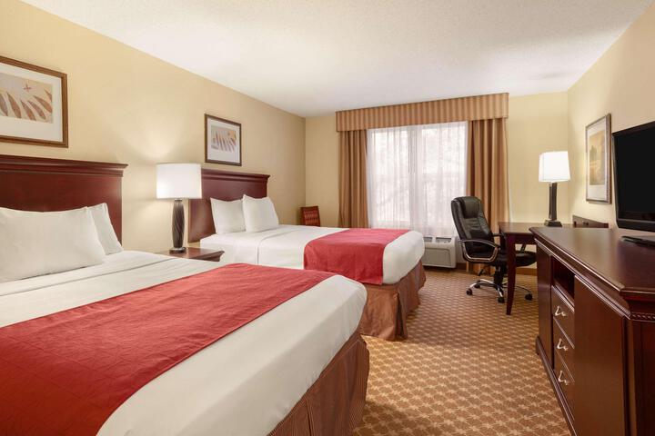 2 Queen Beds (3 of 4)