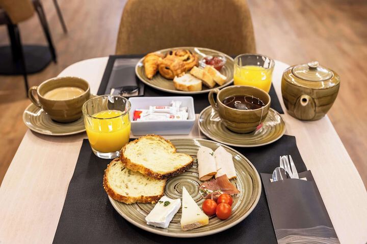 Breakfast/Coffee Service 32 of 41