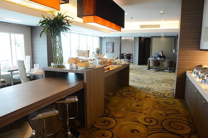 Lounge 104 of 116