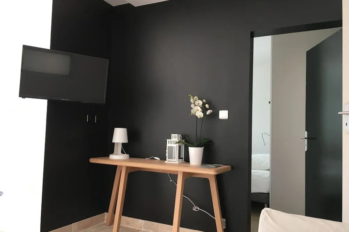 Room 3 of 33