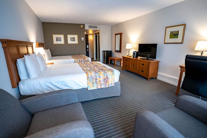 1 Queen Bed (10 of 16)