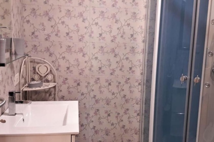 Room 6 of 10