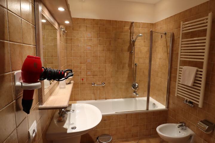 Room 108 of 194
