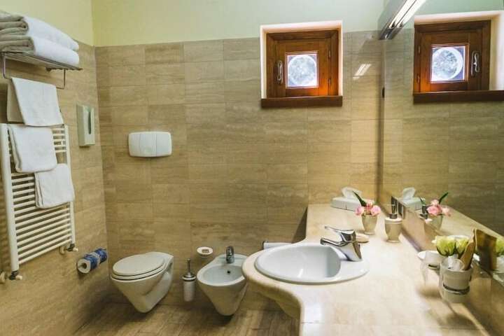 Room 13 of 28