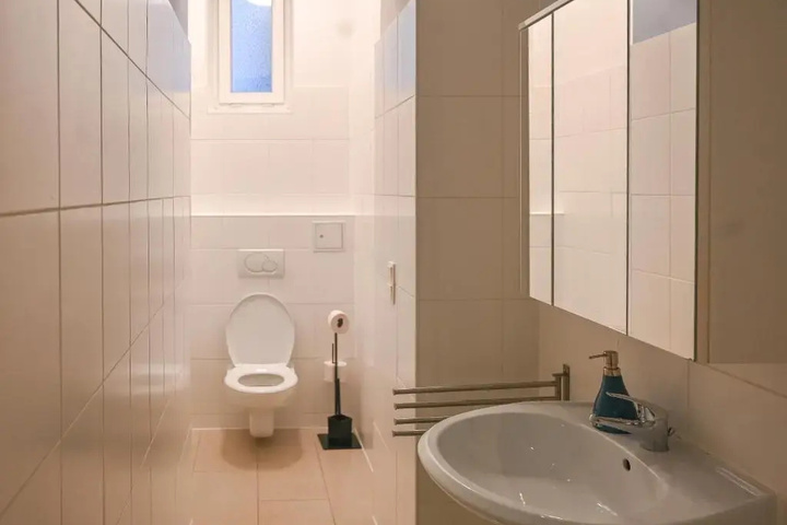 Room 7 of 12