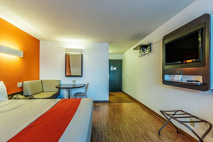 1 King Bed (2 of 13)