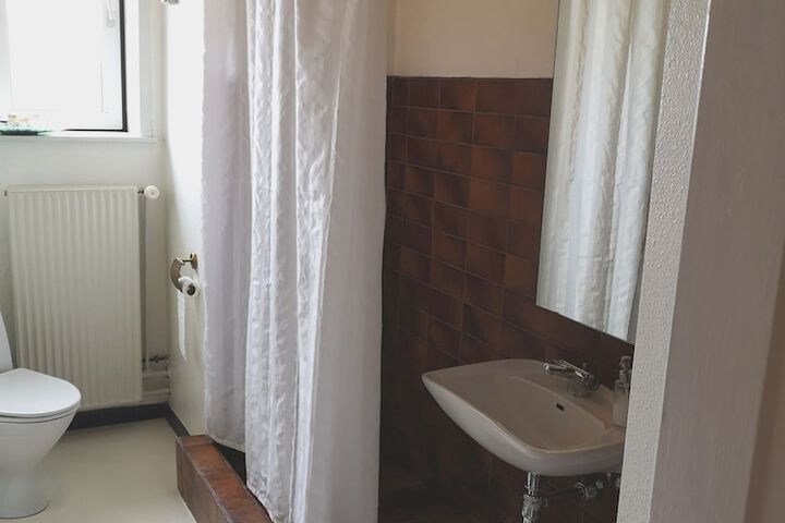 Room 33 of 42