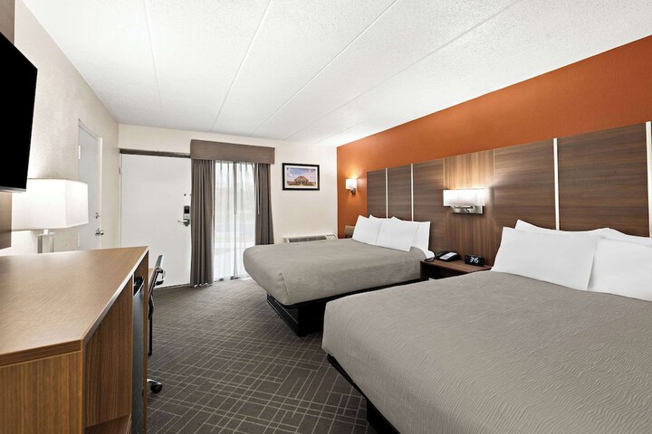 2 Queen Beds (2 of 8)