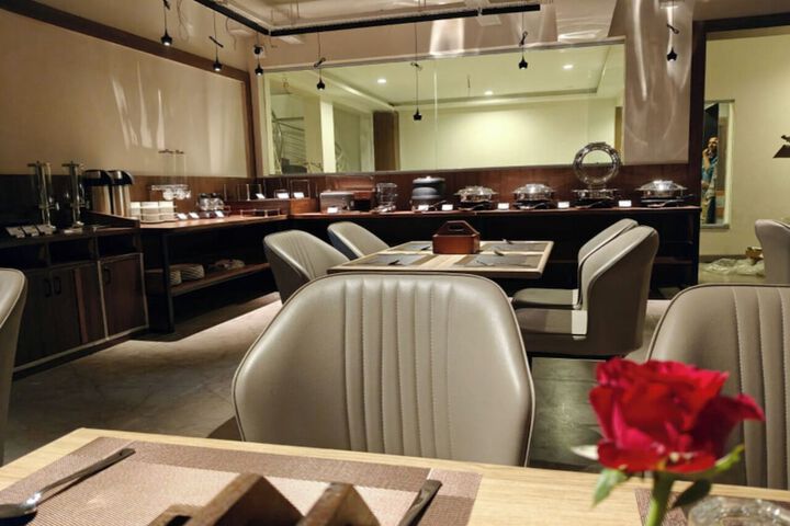 Dining 37 of 49