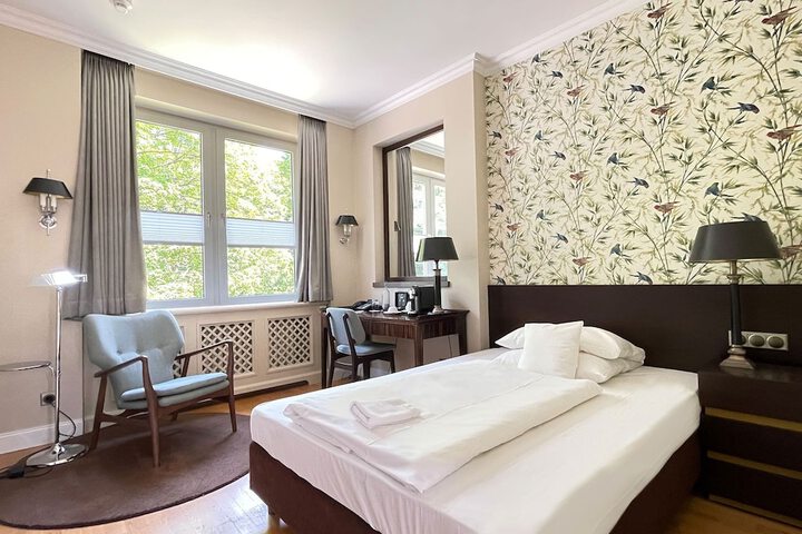 Room 5 of 18