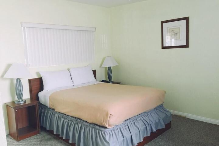 1 Queen Bed (3 of 17)
