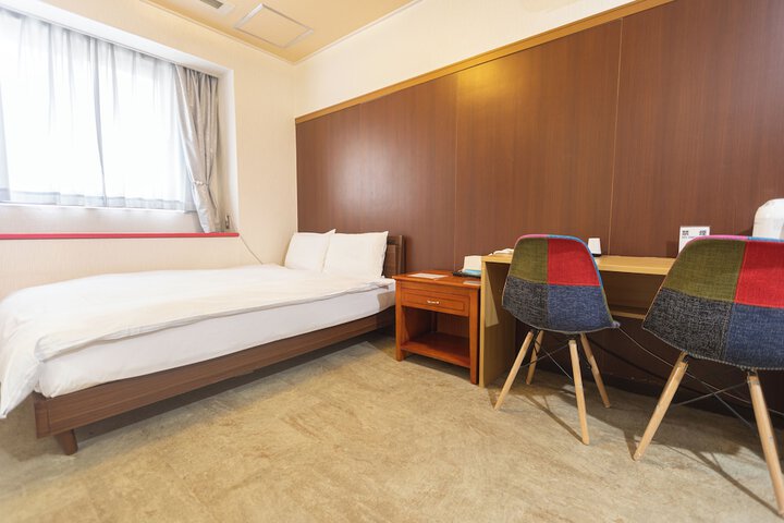 Room 13 of 128