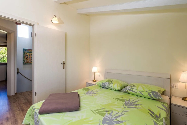 Room 4 of 20