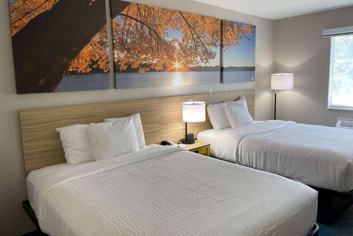 1 Queen Bed (27 of 36)