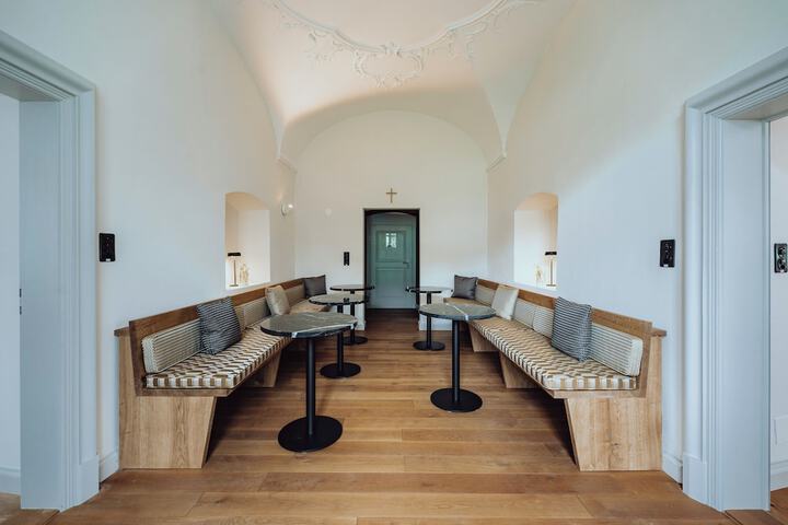 Lounge 29 of 60