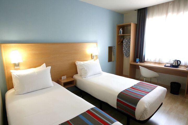 Room 12 of 32