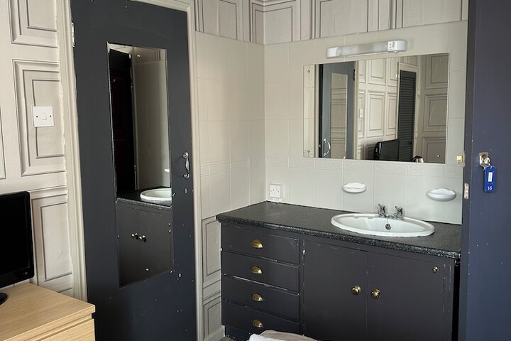 Room 52 of 171