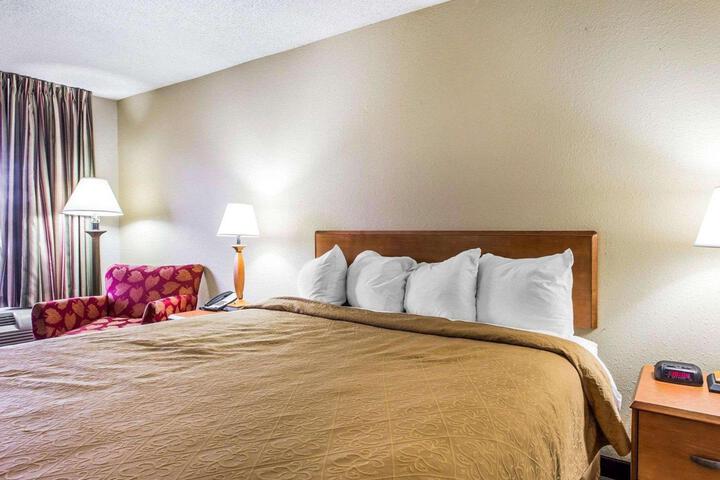 1 King Bed (5 of 12)