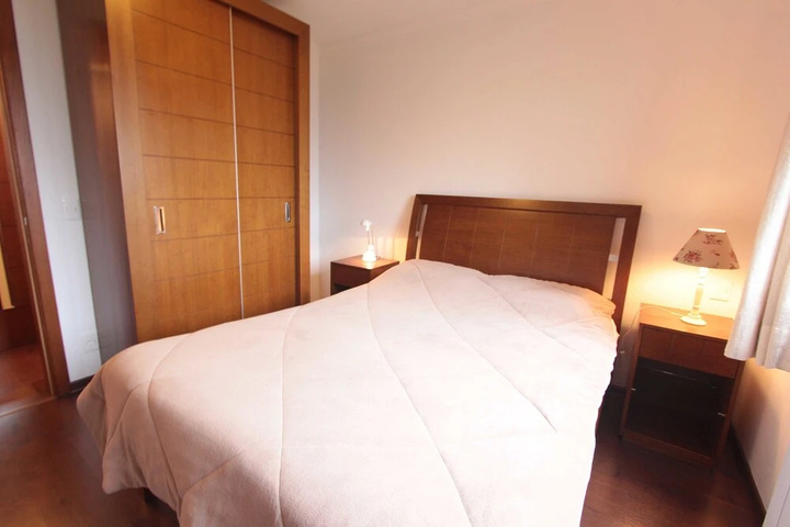 Room 2 of 10